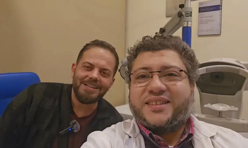 يمتاز بدقة عالية في إجراء العمليات الجراحية المعقدة مثل المياه البيضاء والزرقاء وزراعة القرنية