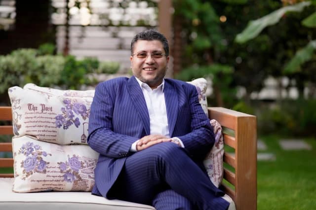 يُولي اهتماماً كبيراً بتفاصيل الحالة ويمنح كل مريض الوقت الكافي للفحص والنقاش