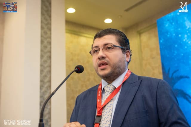 يحرص دائماً على مواكبة أحدث الأساليب والتقنيات في مجال جراحات العيون